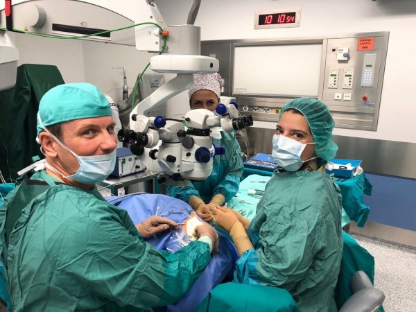 Οι χειρουργικές επεμβάσεις για την αντιμετώπιση ενδοφθάλμιων όγκων, με την τεχνική της οφθαλμικής βραχυθεραπείας και χρήση ραδιενεργούς πλάκας ρουθηνίου είναι γεγονός και στη Βόρεια Ελλάδα
